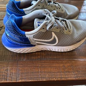 Men's Nike tennis shoes size 10